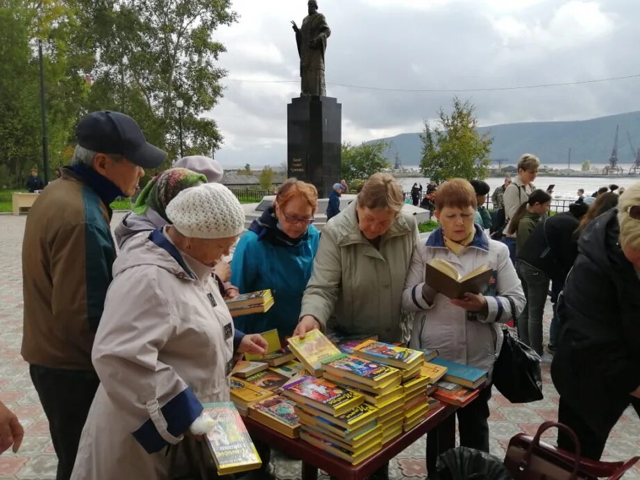 Николаевск на Амуре сквер. Городской праздник. Выставки на улицах Хабаровске. Корреспондент Николаевска-на-Амуре.