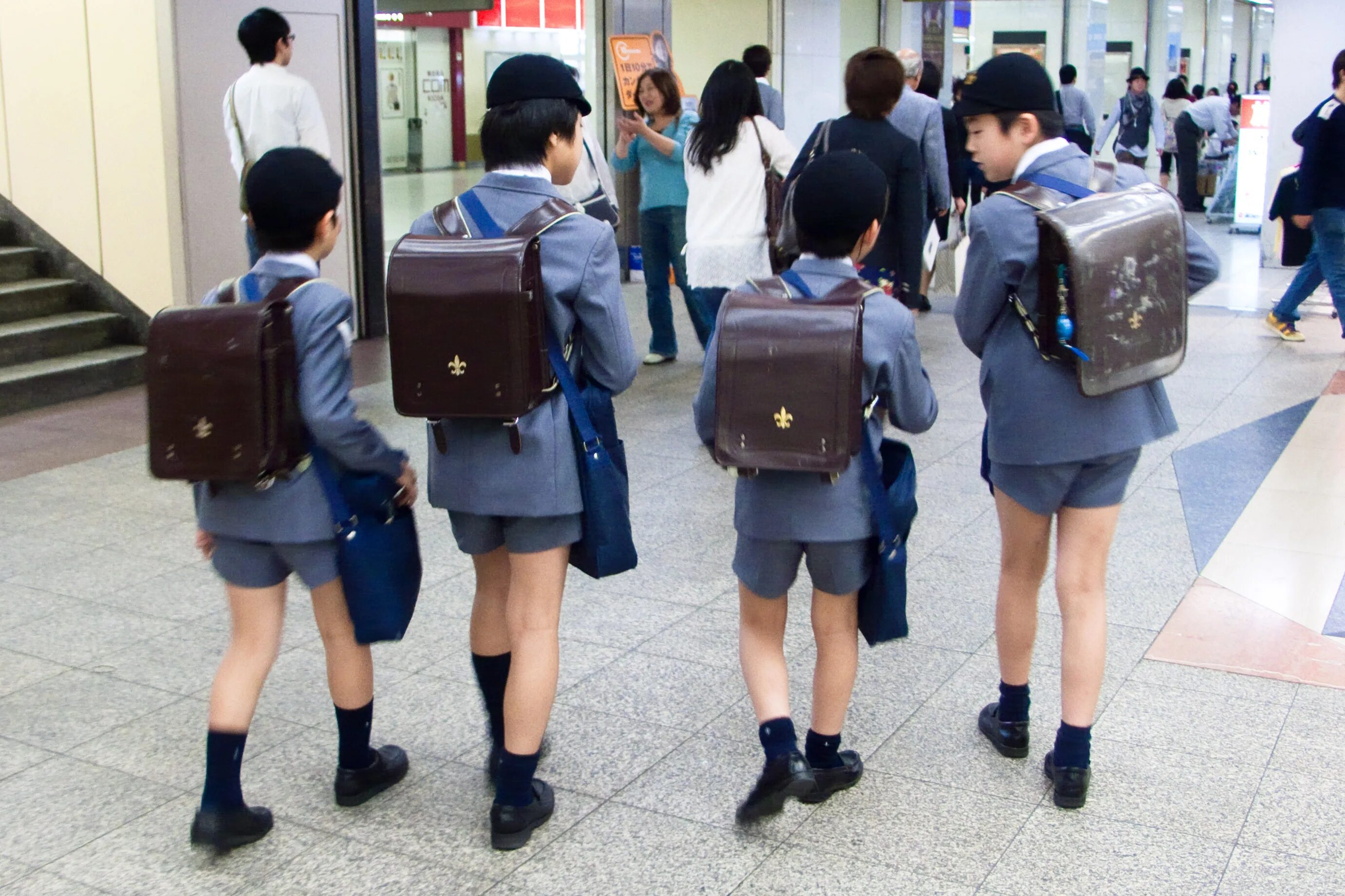 Японская школа в цензуре. Японские школьники. Сумка японских школьников. Японский школьник с сумкой. Японский рюкзак для школы.