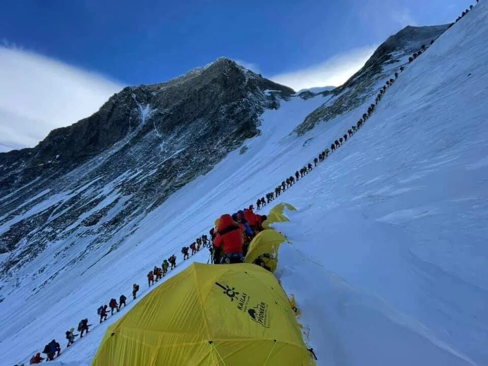 Сколько нужно подниматься на эверест. Очередь на Эверест 2019. Эверест гора восхождение. Восхождение на Эверест 2019. Эверест покорение вершины.