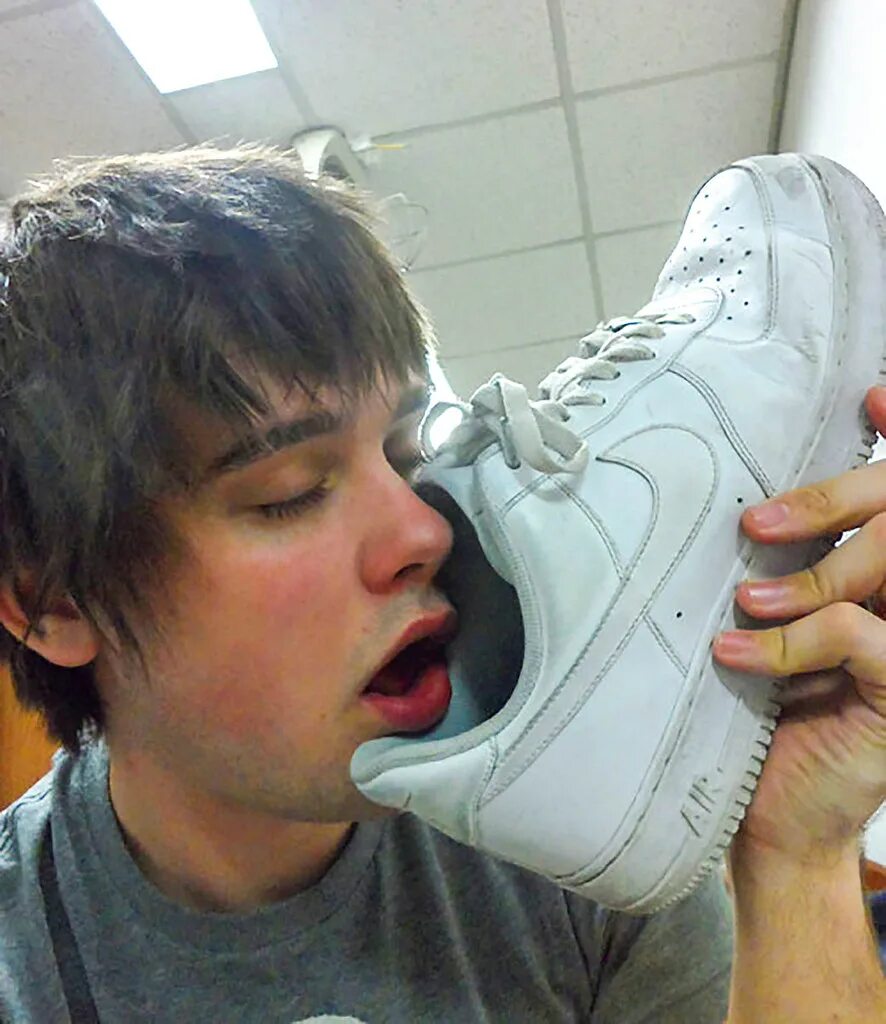 Потный мужчина. Мужчина нюхает женские носки. Носки нюхать. Парень нюхает носки. Парень нюхает носки.