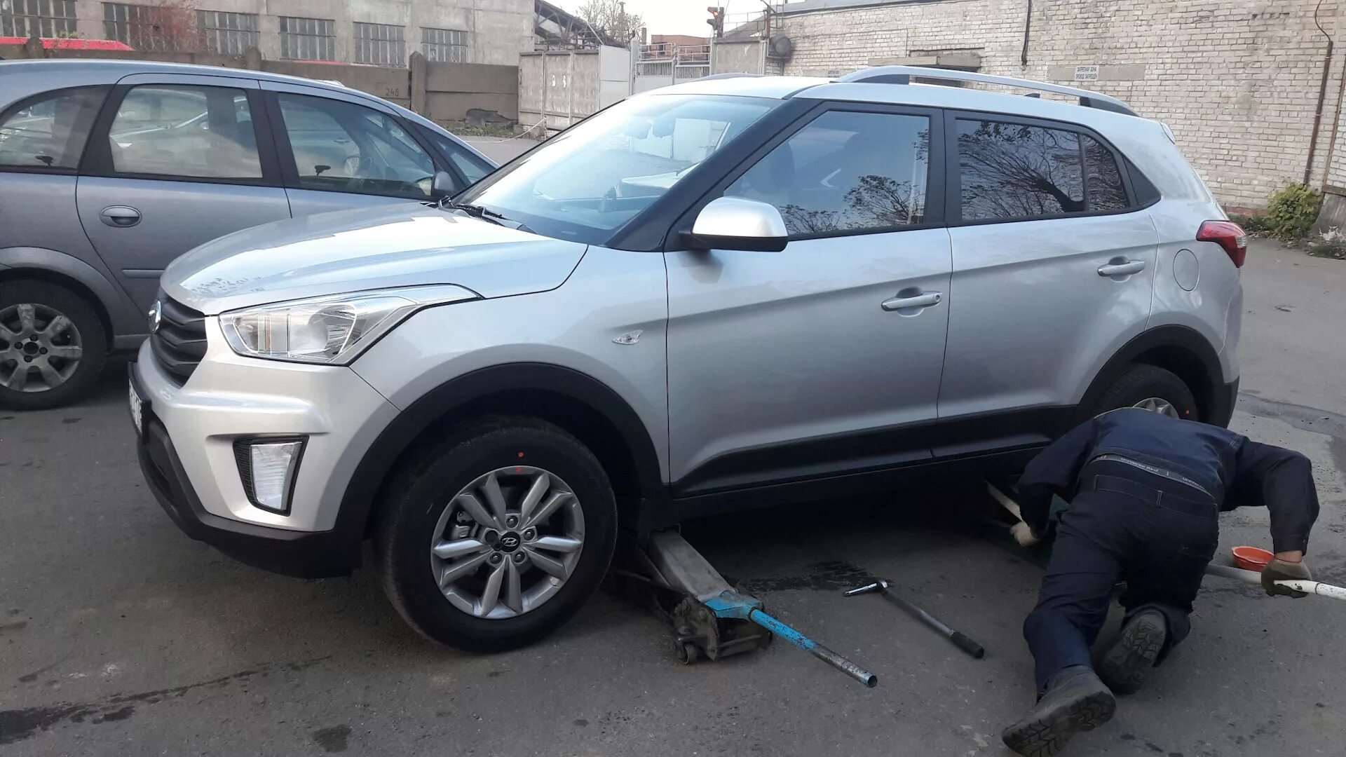 Замена колеса хендай крета. Колеса на gls x167. Хендай крета на широких колесах. R16 на хендай крета. Хендай крета разорвало колесо.