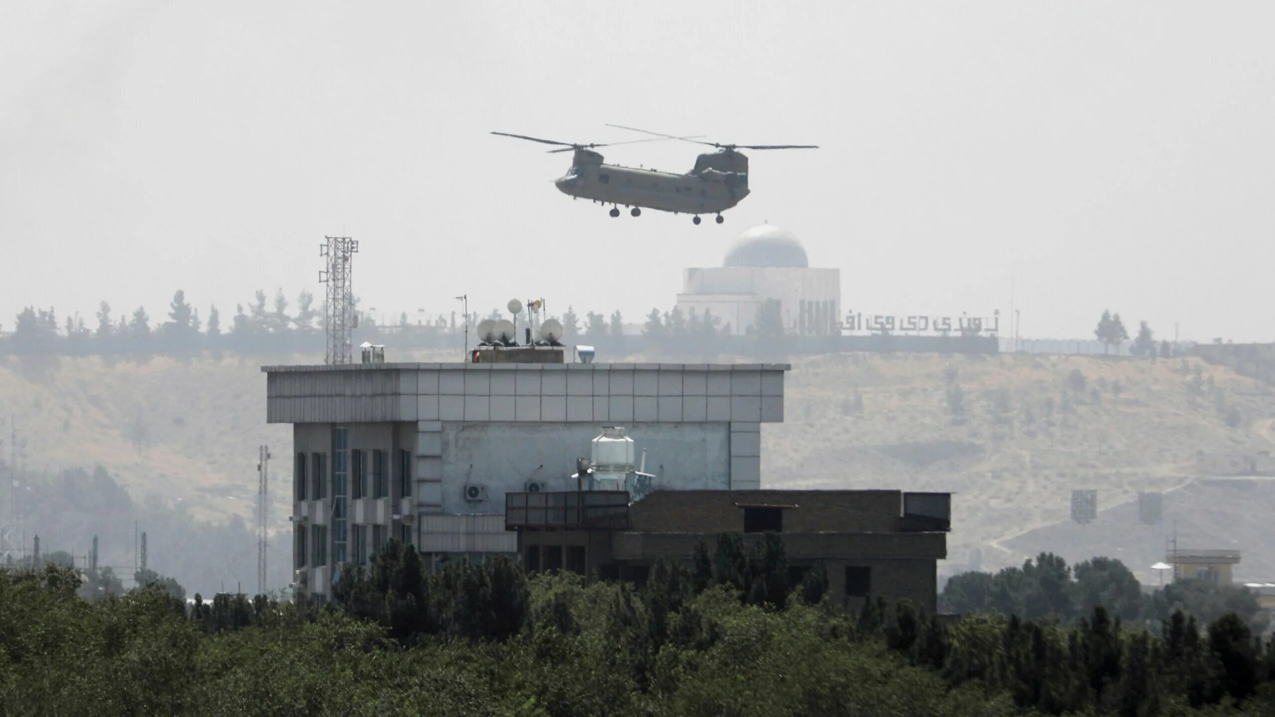 Вывод войск сша из афганистана (2020-2021). Афганистан аэропорт кабул. Беженцы из афганистана на самолет. Кабул афганистан война. Вывод войск сша афганистана 2021.