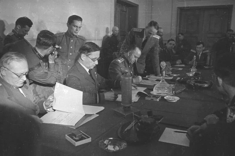 Германия после капитуляции. Подписание капитуляции Германии Жуков Вышинский. Подписание капитуляции Германии в Реймсе 1945. 8 Мая 1945 г. капитуляция фашистской Германии.