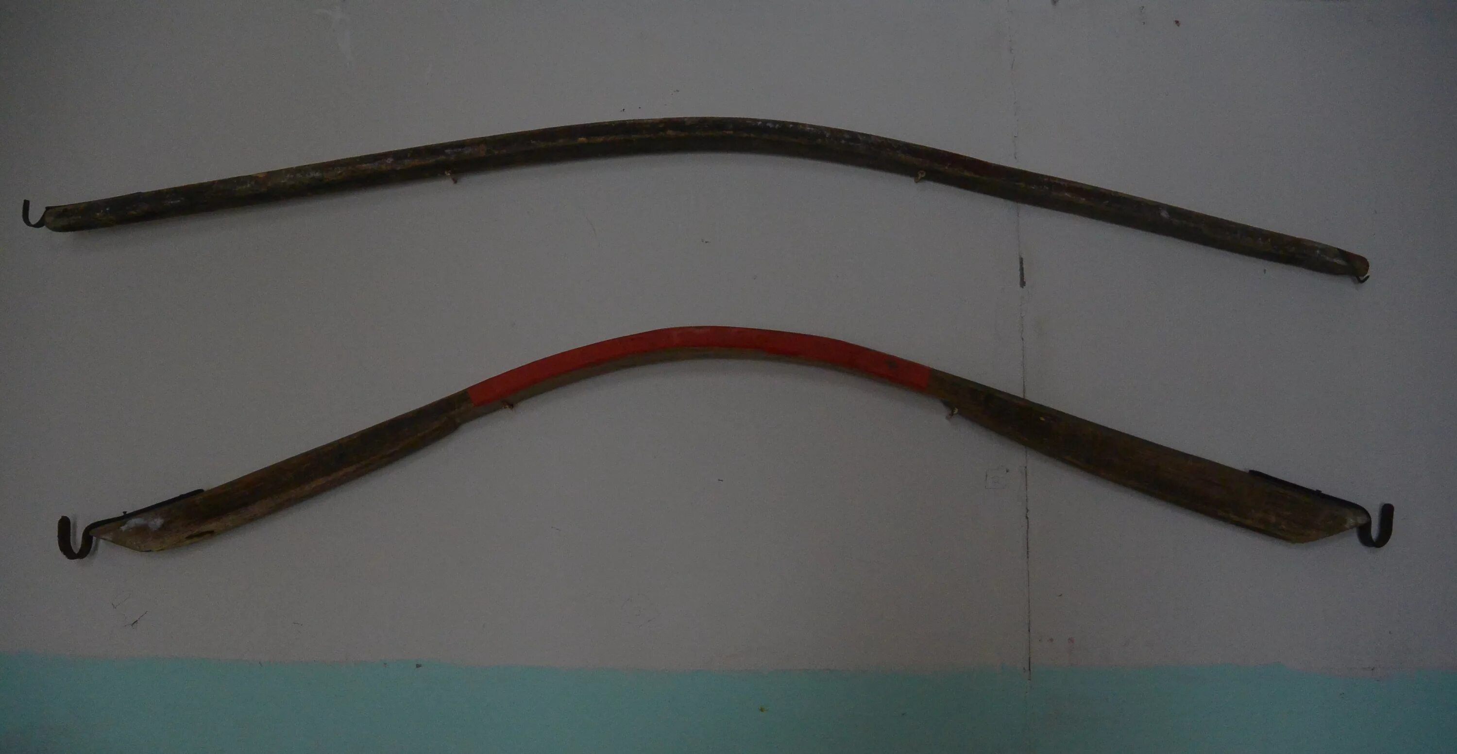 Коромысло с ведрами. Коромысло с ведрами. Коромысло для воды. Коромысло старинное деревянное. Коромысло деревянное.