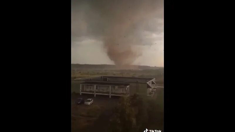 ураган в тверской области 2 августа. торнадо в твери. смерч в тверской области. тверская смерч. торнадо в тверской области в 2021 году.