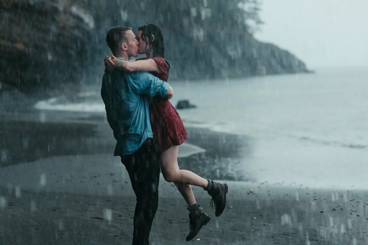 Под дождем. Поцелуй под дождем. Пара под дождем. Влюбленные под дождем.