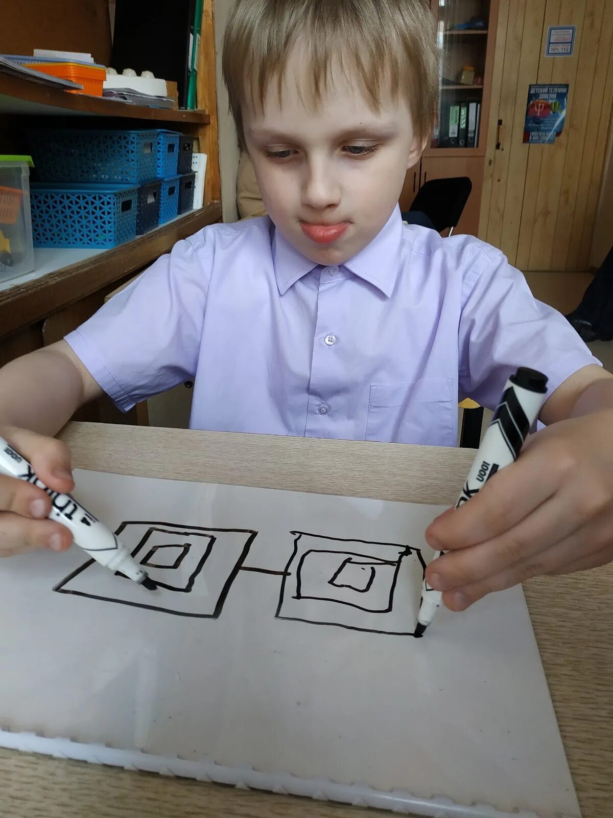 Одновременное рисование. Пишем двумя руками одновременно. Передача мяча двумя руками от груди- в баскетболе. Зеркальное рисование. Предмет в руке.