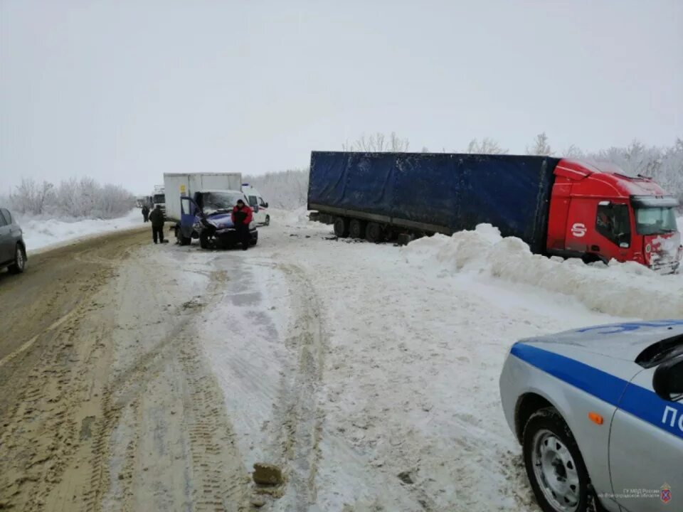 Авария на трассе саратов сегодня. Трасса Волгоград Камышин авария. ДТП на трассе Волгоград Камышин. Авария на трассе Саратов Волгоград.