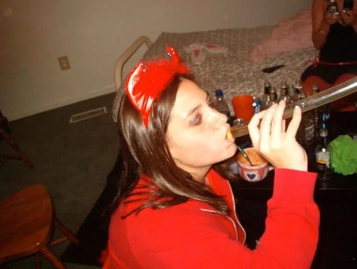 Пиво через трубку. Пьет из спортивной бутылки. Спортзал девушка бутылка для воды. Воронка для пива со шлангом. Девушка пьет из воронки.