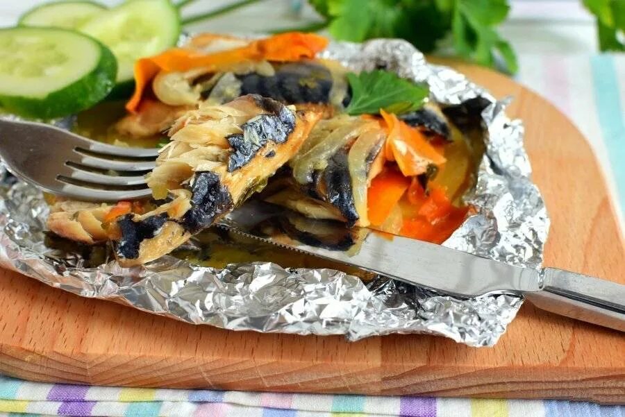 Рыба запеч с овощами. Скумбрия кусочквмизапеченная. скумбрия в фольге. скумбрия запеченная в фольге. скумбрия в духовке с овощами.