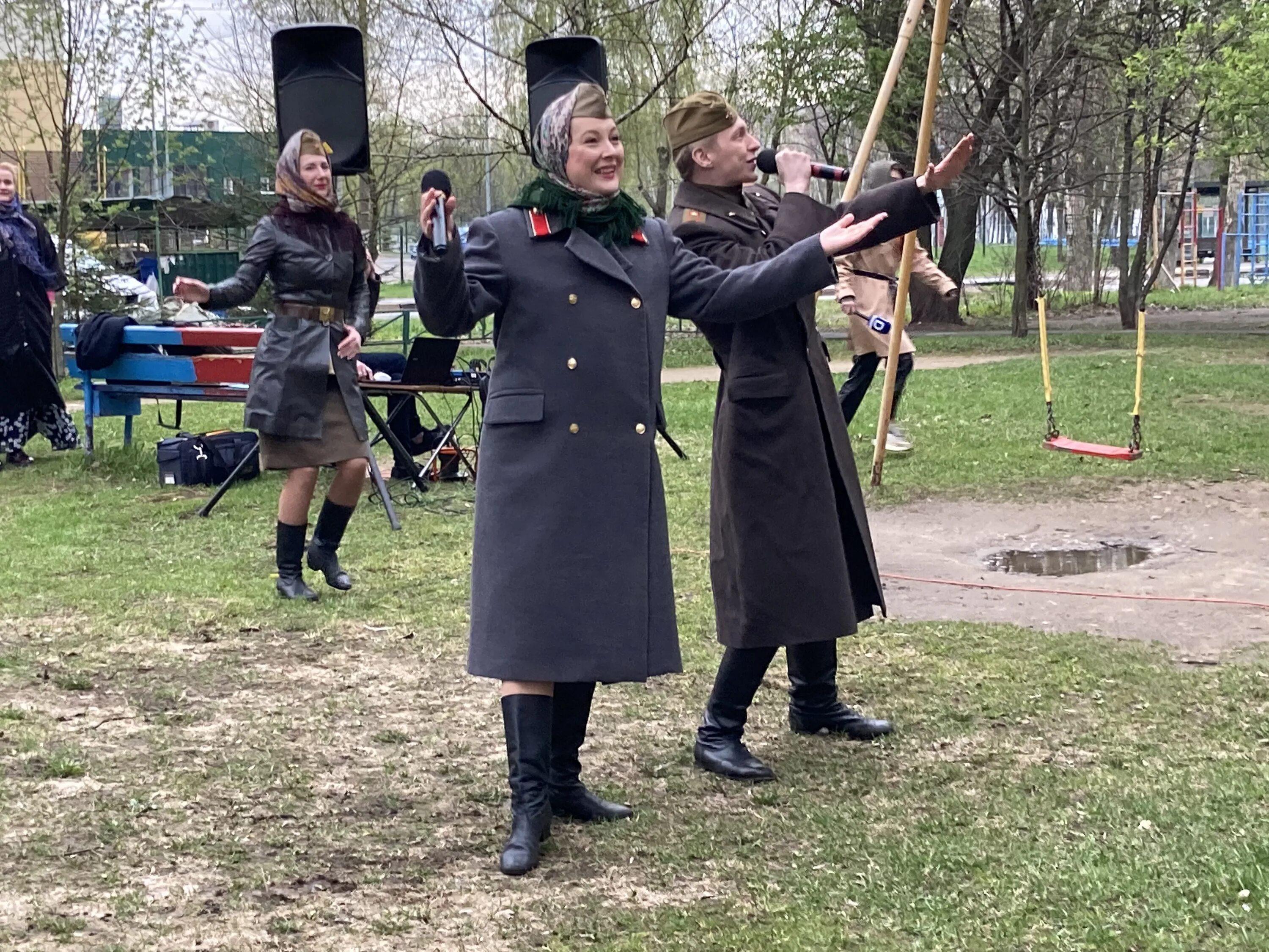 Долгопрудненский театр город. 9 Мая Долгопрудный. Артисты на 9 мая. Праздники во дворах к 9 мая Долгопрудный.