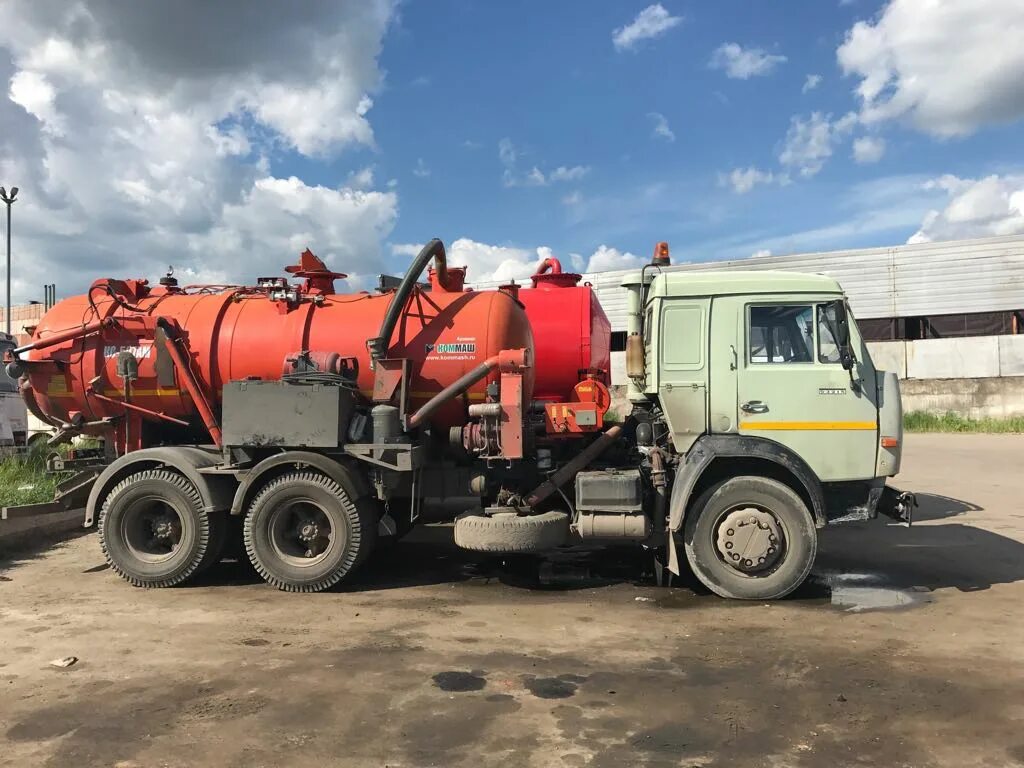 Камаз 53215 ассенизатор. Откачка ям. Камаз илосос 530. Камаз 6520 илосос. Илосос 24.
