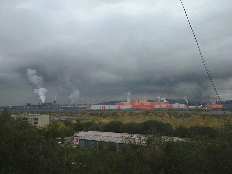 Труба магнитогорск. Магнитогорск дым комбинат. магнитогорск заводы дым. ммк магнитогорск смог. магнитогорск выбросы.