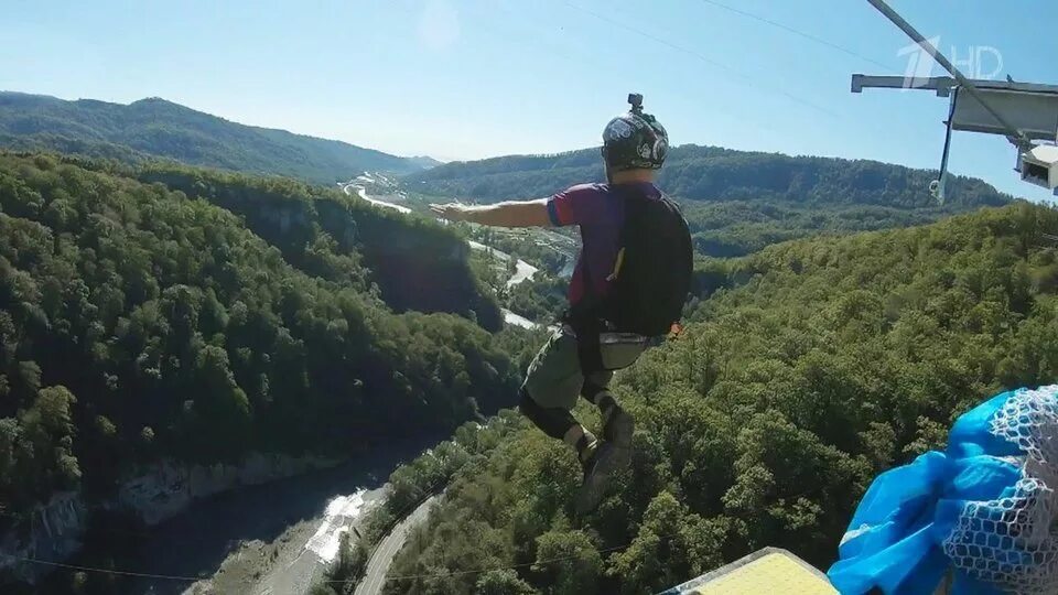 Skypark сочи прыжок. Скай парк сочи прыгнуть. Тарзанка сочи скай парк. Скайпарк банджи 207. Сочи прыжки с резинкой 207 метров.