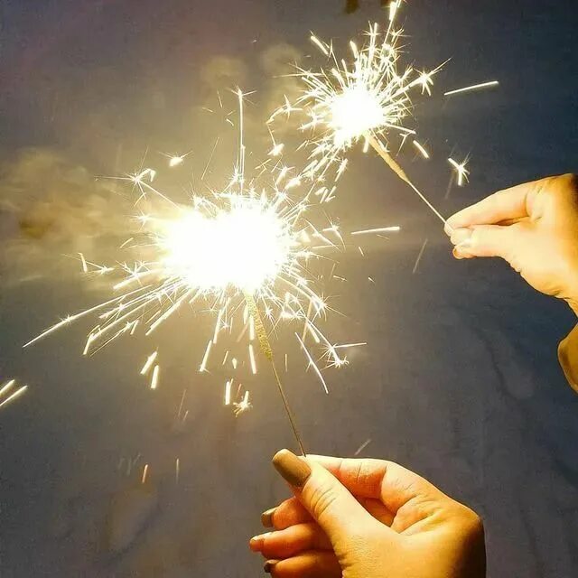 бенгальский огонь в руке. шампанское и бенгальские огни. апельсин и бенгальские огни опыт. апельсин и бенгальские огни опыт. бенгальская свеча в руке.