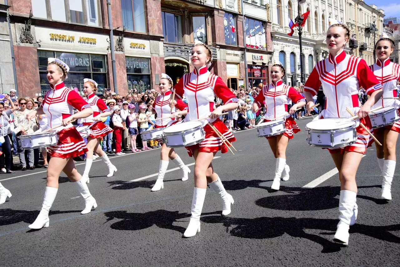 Мажорет спорт. Мажоретки барабанщицы Санкт-Петербург. Парад барабанщиков. Шоу барабанщиц. Мажоретки группа.