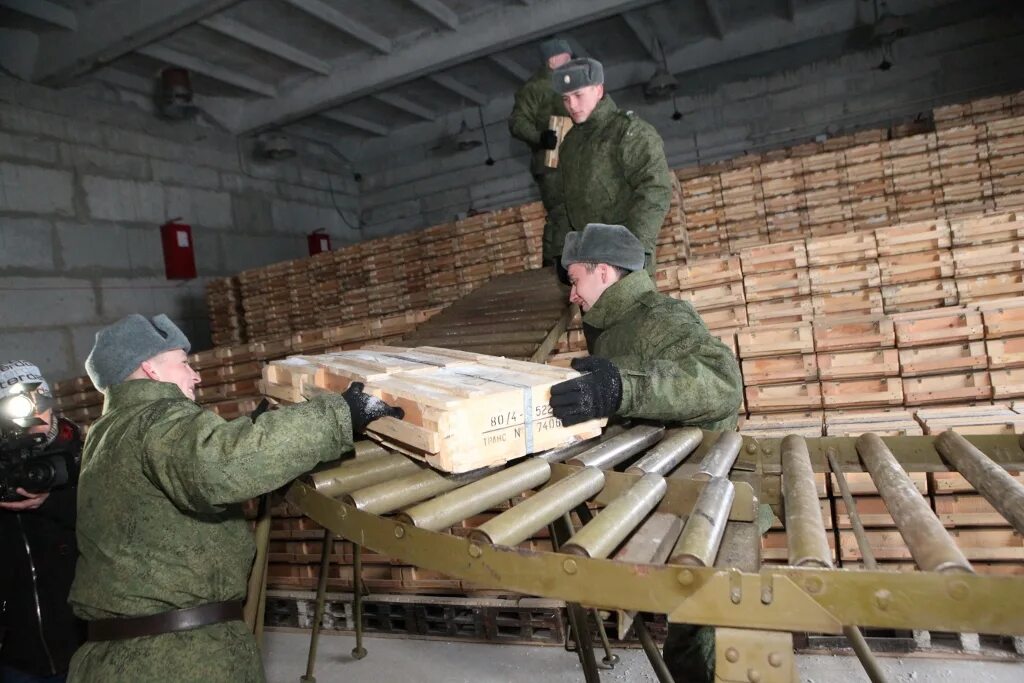 С армейского хранения. Кедровка Арсенал военный. Семигорье склад боеприпасов. Военный склад. Склад в армии.