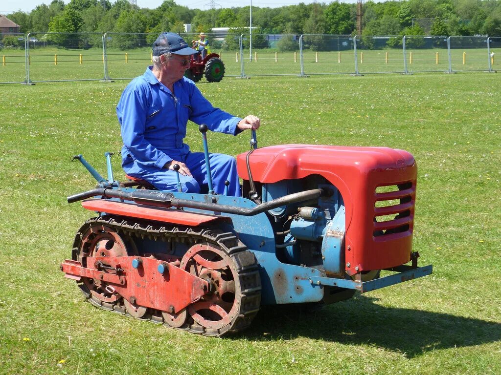 Mini tractor. Минитрактор земляк с1100. Гусеничный микротрактор. Гусеничный минитрактор зетор2023. Crawler tractor мини трактор.