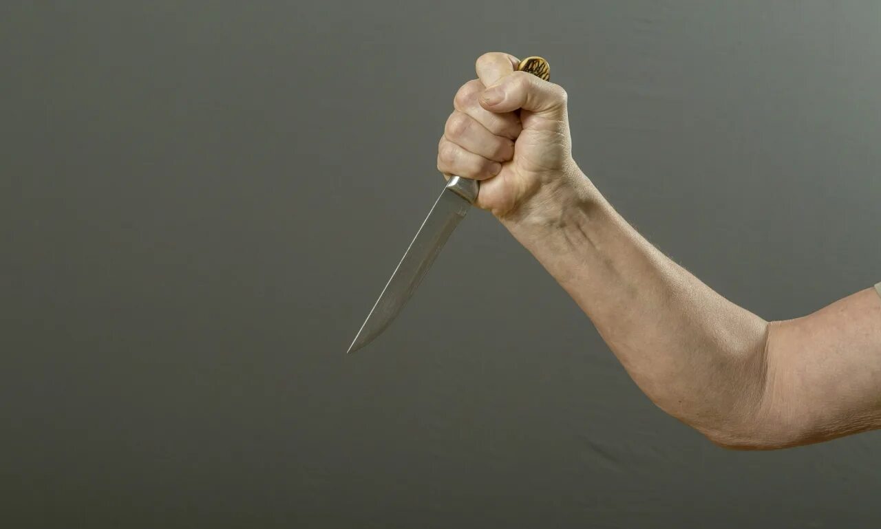 Мужчинская рука с ножом.