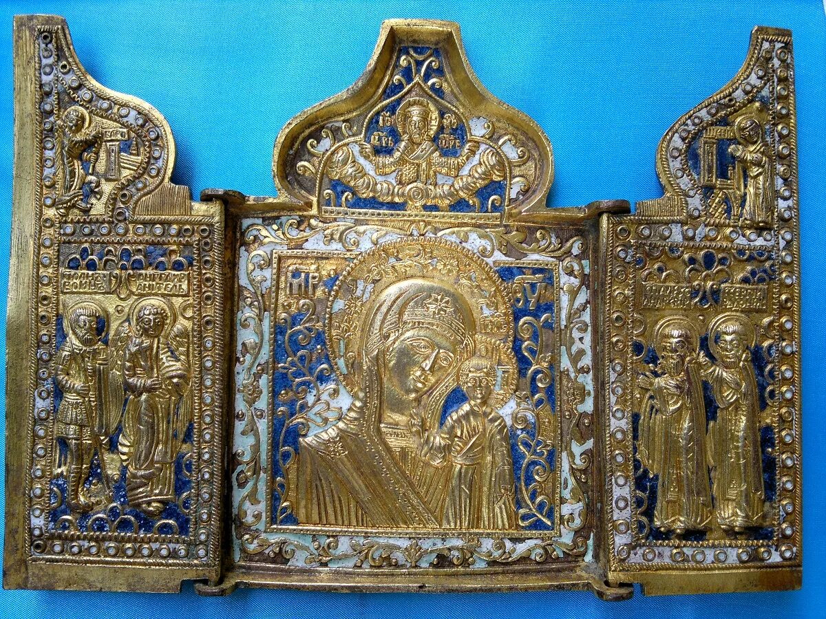 Складень трехстворчатый икона божией матери xix век. Меднолитой складень казанская. Виды складней. Медные иконы староверов складень. Складень иконы ильи пророка.