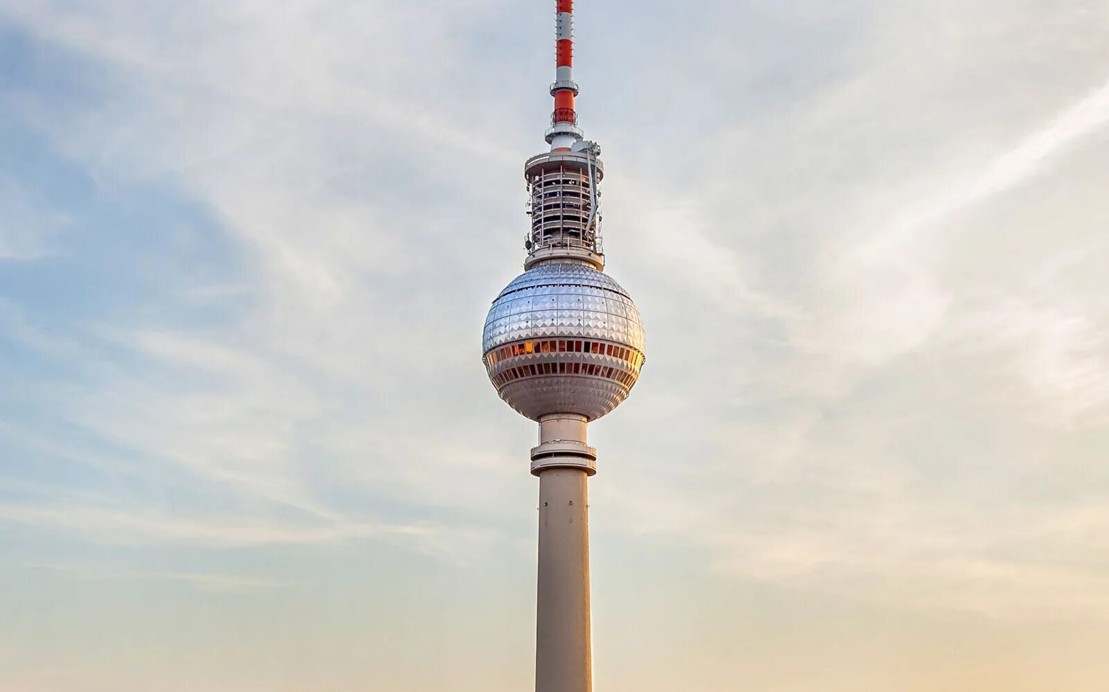 Ticket tower. Таллинская телебашня. Таллинская телебашня внутри. Берлин башня с шаром. Берлин башня антенна.