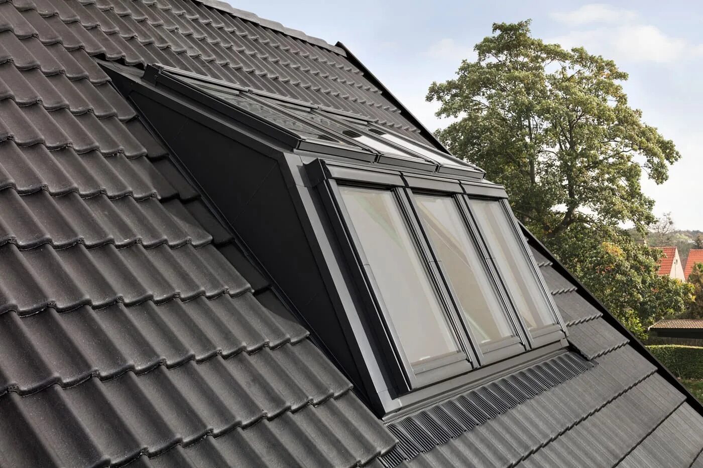 Установка мансардных. Мансардный эркер velux. мансардное окно 78х140 velux. монтаж мансардных окон велюкс. вальмовая крыша с мансардными окнами.