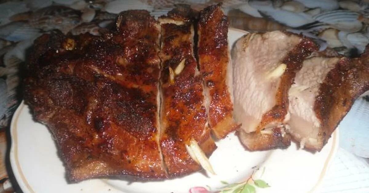 щековина свиная в луковой шелухе. свиная рулька в луковой шелухе. рулька свиная вареная в луковой шелухе. щёчки свиные копчёные. щека свиная приготовления.