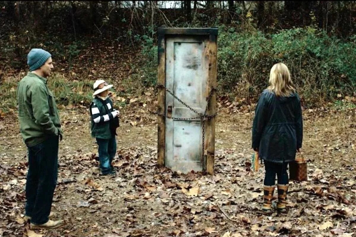 Ужасы про дом в лесу. The door in the woods (мини-сериал, 2018). фильм дверь в лесу фильм. дверь в лесу фильм 2025. дверь в лесу ужастик.