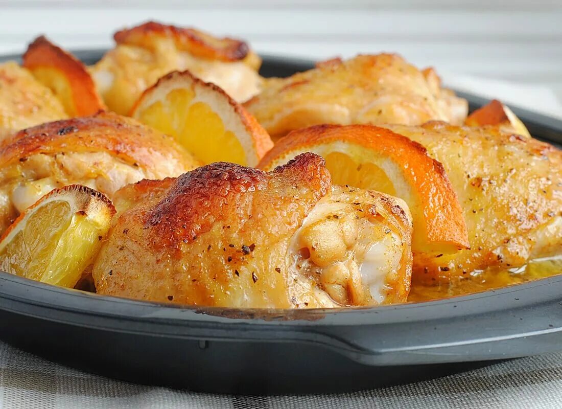 Маринованное куриное филе в духовке. Курица с апельсинами в духовке. курица запеченная с апельсинами. курица запеченная с апельсинами в духовке. курица в апельсиновом маринаде.