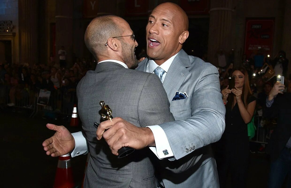 Вин дизель скала и стэтхэм. Том харди и джейсон стэтхэм. Джейсон стейтом и уйен джонсон. Стэтхэм и скала. Джейсон стэтхэм и скала.