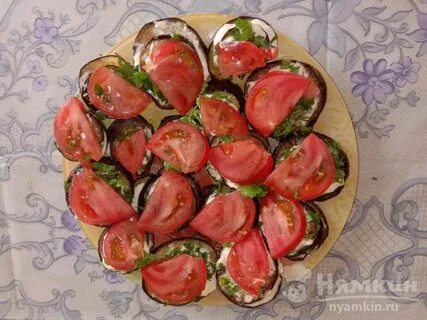 Обжаренные баклажаны с помидорами и чесноком
