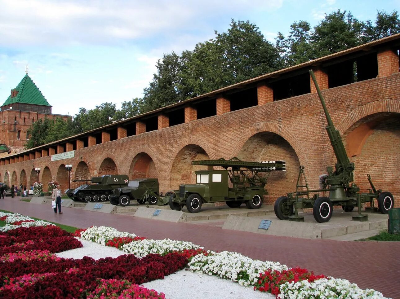 Нижний новгород какой военный. Горьковчане фронту Кремль Нижний Новгород. Музей Нижегородский Кремль. Музей в Кремле Нижний Новгород. Выставка военной техники в Нижегородском Кремле.