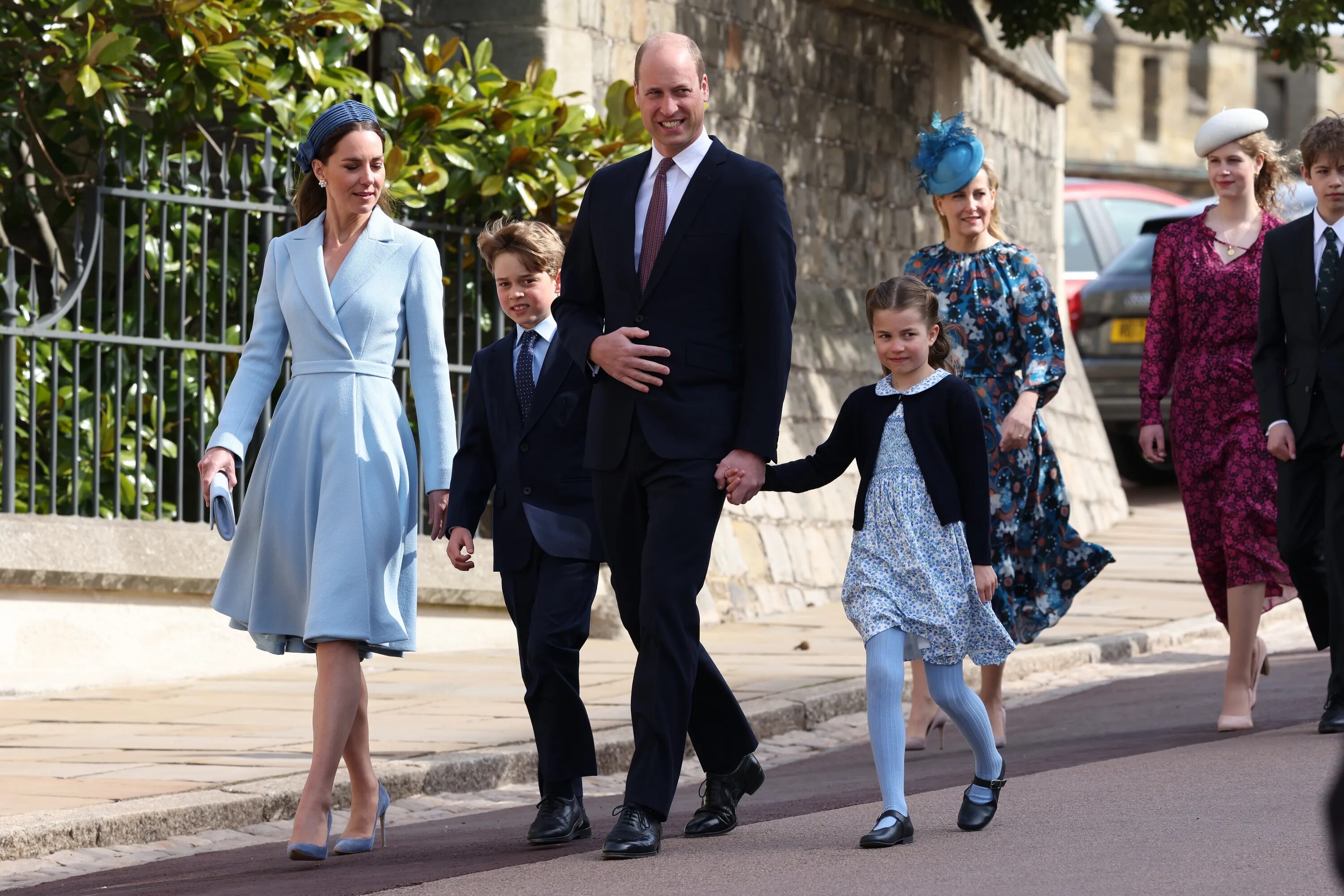 Что случилось в королевской семье. Королевская семья Великобритании 2023. Принц Уильям Виндзор с семьей 2023. Кейт Миддлтон на пасхальной службе 2022. Принц Уильям Виндзор дети.