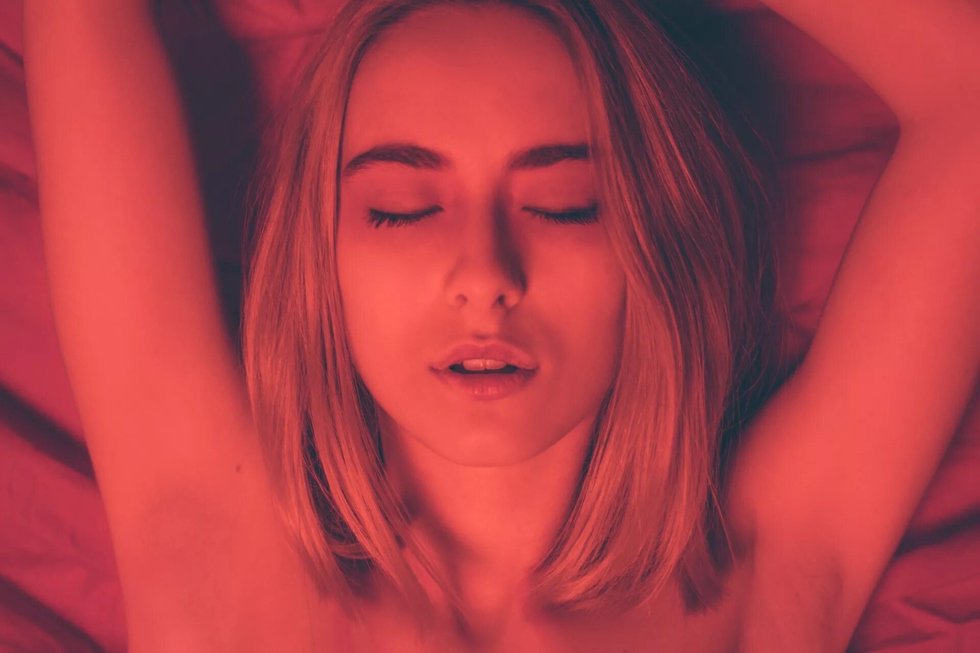 Песня со стонами. Stone cold demi lovato. Песня со стонами девушки. Айки душевный с девушкой. Cold клип.