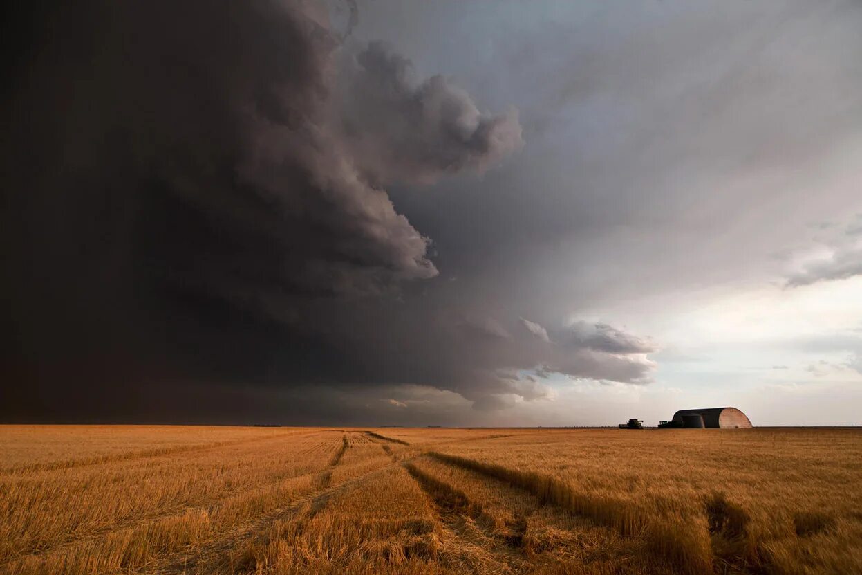 надвигающиеся тучи. грозовые тучи. радуга на пасмурном небе. небо облака горизонт. грозовые тучи.