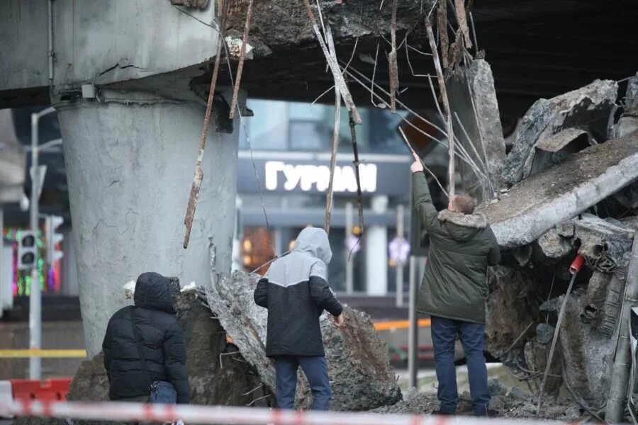 Обрушились несчастья. Мост в Минске обрушился. В Минске упал мост. Пэн обвалился мост Минск Немига.