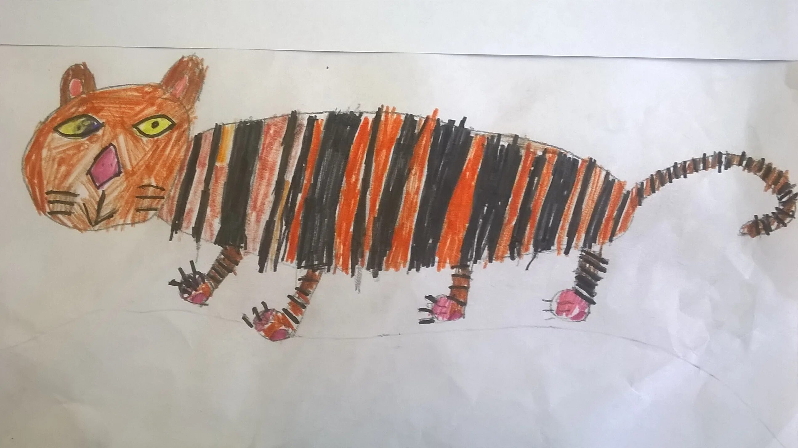 конкурс фломастер. конкурс фломастер. дети рисуют за столом. конкурс фломастер. рисунки фломиком на коже.