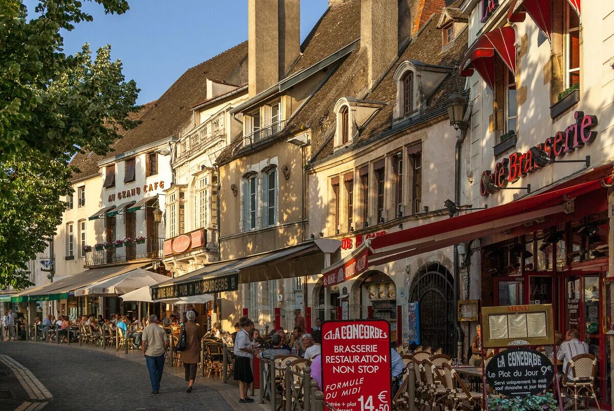 Де боно. Hospice de beaune (бургундия. Аникита иванович репнин портрет. Бон (beaune) франция. Нотр-дам-де-бон-секур монреаль.