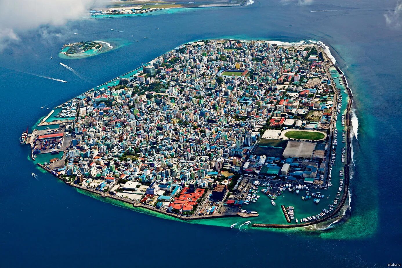 Остров мали где находится в какой стране Malé is the capital and most populous city in the Republic of Maldives. With a p
