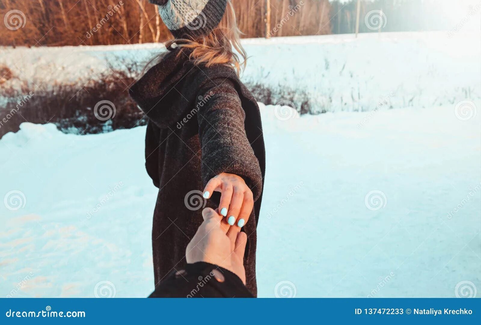 Зимний маникюр со снегом. Stock Photo Adobe Stock