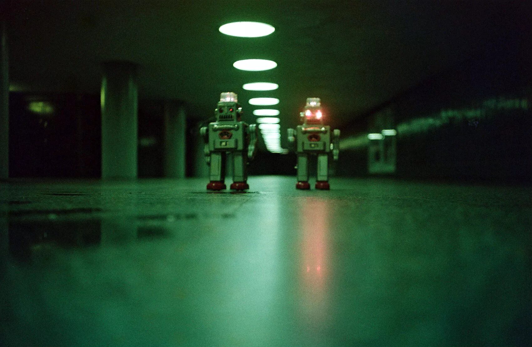 Включи легкую станцию. Берлин андеграунд. Фото на рабочий стол Берлин андеграунд. Berlin Techno Wallpaper. Robots at Midnight.