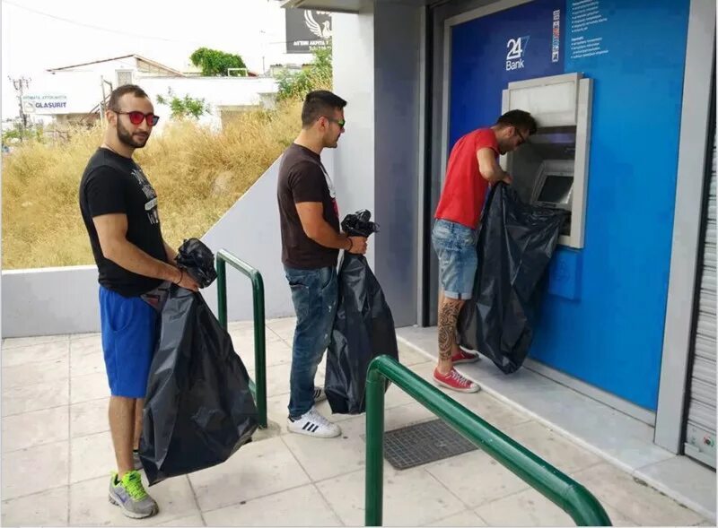 Снимаю в день в одном банкомате