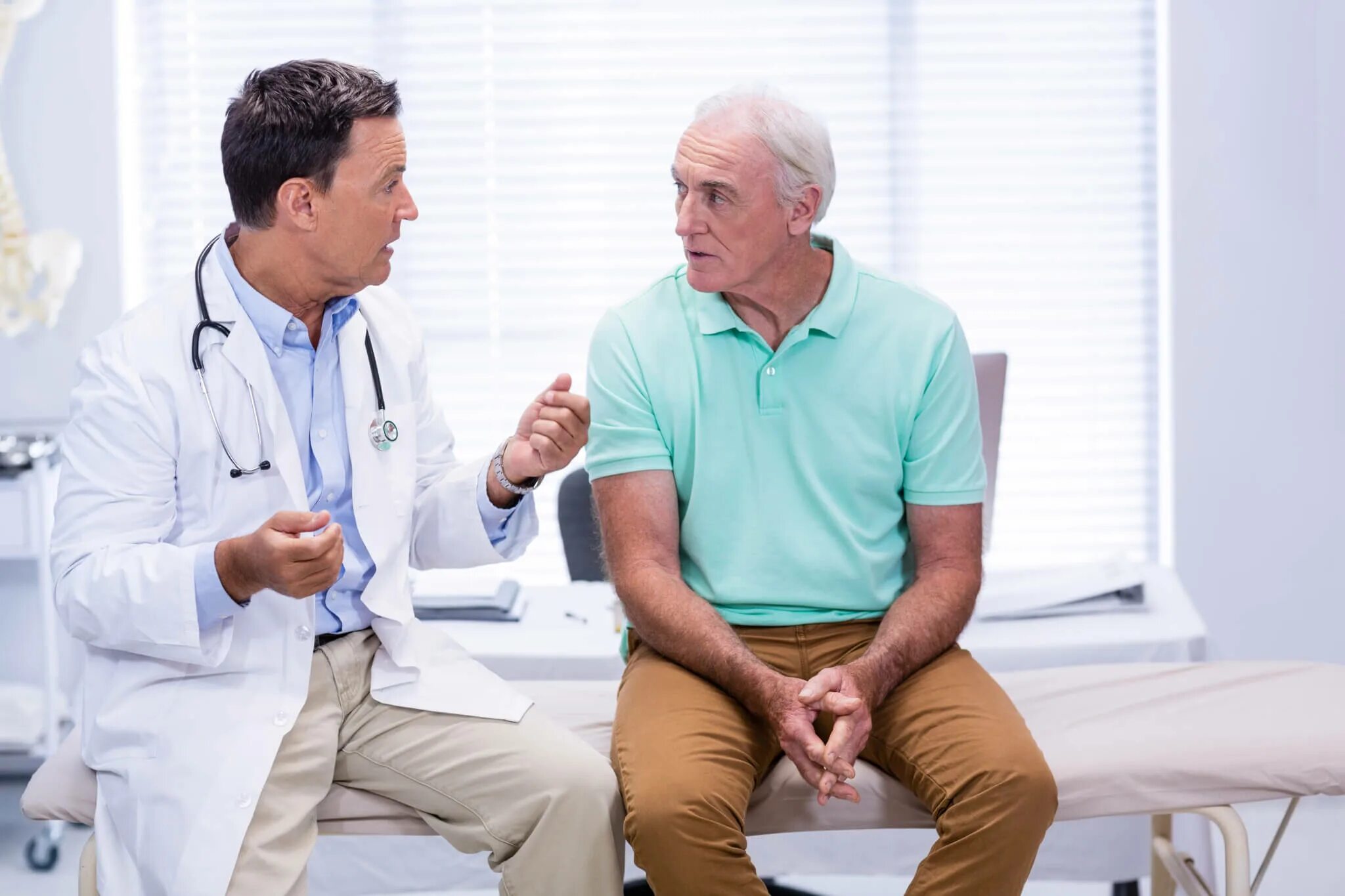 Простата у человека. Пациент мужчина. Врач беседует с мужчиной. Врач и пожилой пациент. Доктор с пациентом.