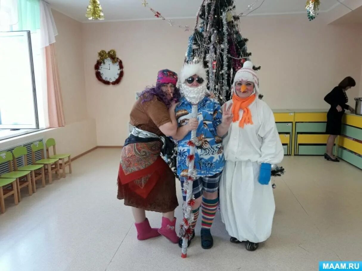 Баба яга детские утренники. Праздник новый год в детском саду с бабой ягой. Праздник с бабой ягой. Роль бабы яги в детском саду. Красная шапочка детский сад утренник костюм.