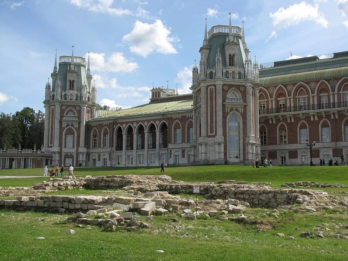 Суд царицыно. Царицыно (дворцово-парковый ансамбль). Малый дворец Царицыно. Дворцово-парковый ансамбль Царицыно кавалерные корпучсы. Парк Царицыно Березовая аллея.