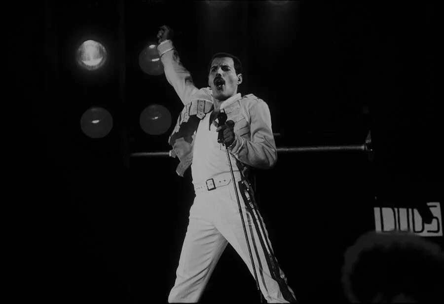 Фредди Меркури show must. Freddie Mercury шоу продолжается. Фредди Меркьюри шоу маст гоу он. Queen шоу маст гоу. Песни фредди меркури шоу