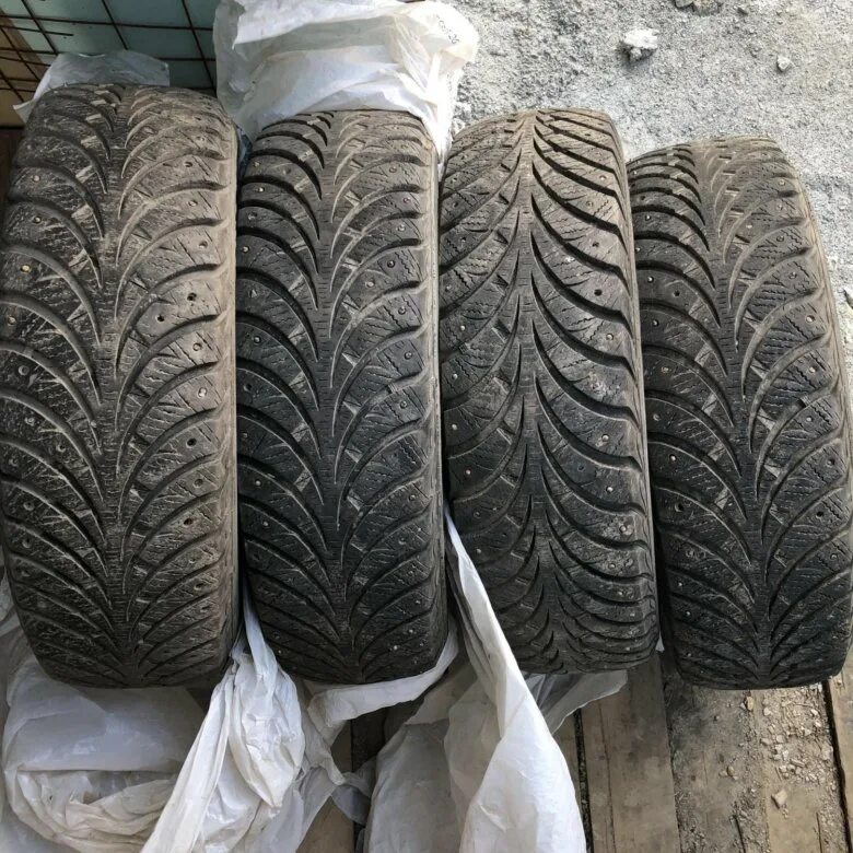 Продажа зимних б. Зимний Goodyear r14. Шины Гудиер 185 70 р14. Шины Гудиер зимние r 14 185 70. Резина 15 радиус зимняя Гудиер.