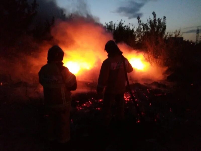 Почему пожар приравнивают к боевым действиям. Пожар на бэзрк. Дтп в п. Красные зори белгородская область. Пожар горит трава.