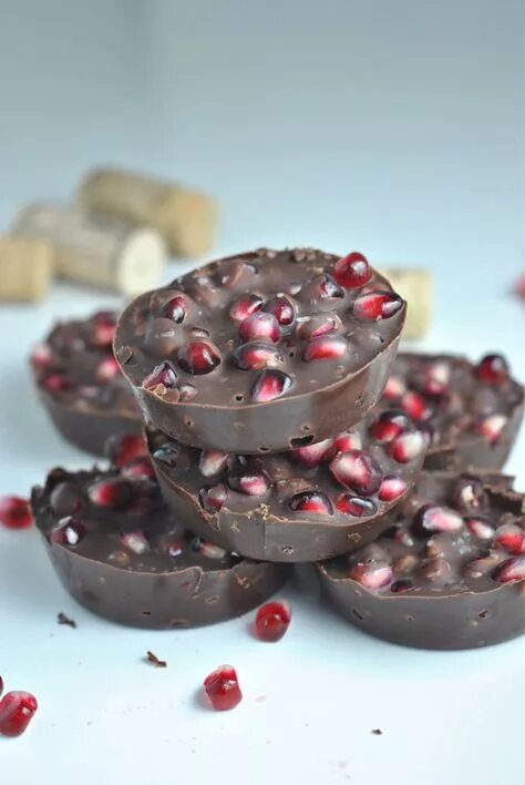 Raw Chocolate Pomegranate Bark Naked Cuisine Recipe Raw chocolate, Healthy des