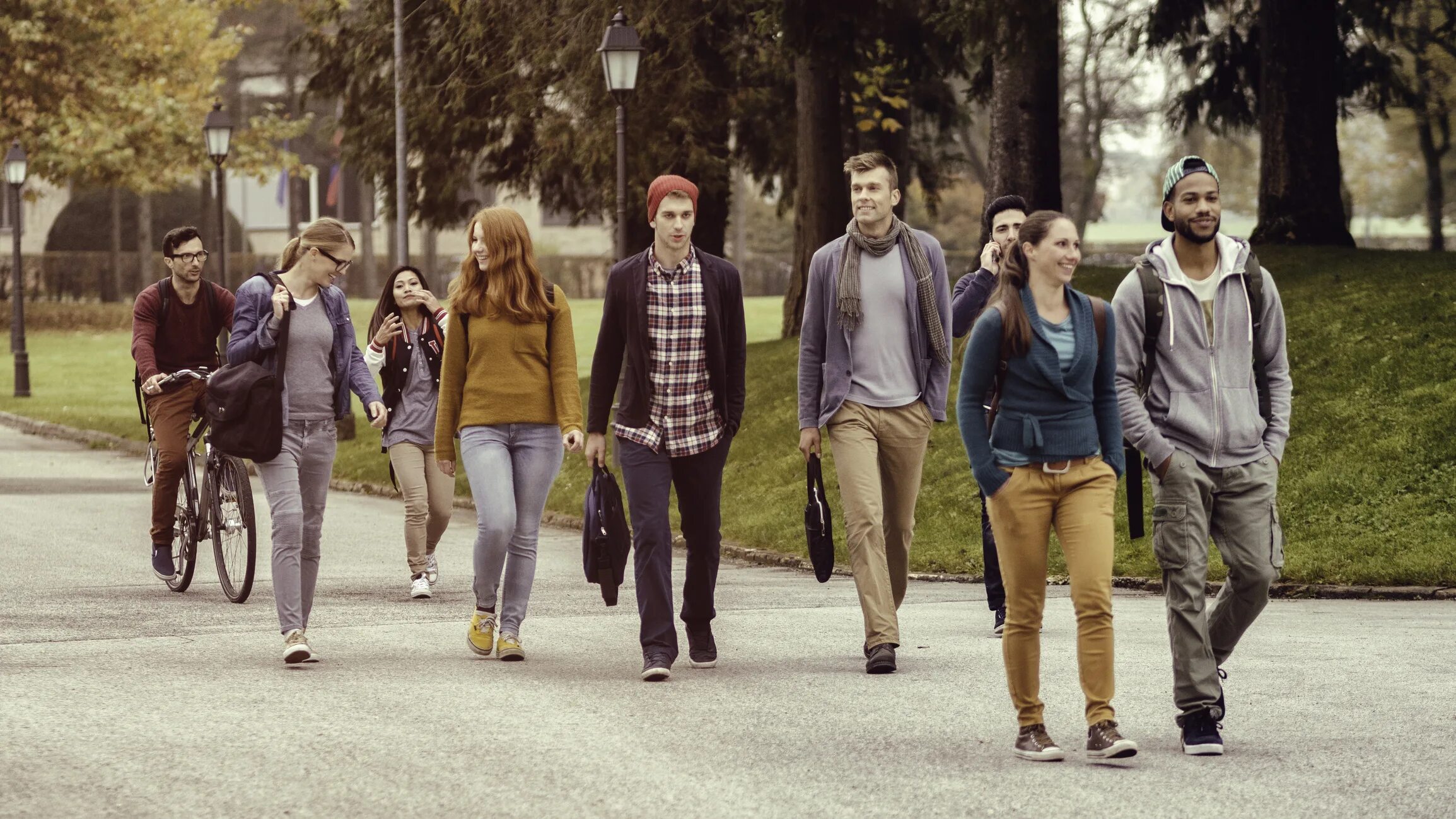 Приятель гулять. Гулять с друзьями. Трое друзей гуляют. Приятель гулять. Фотография прогулка с друзьями.